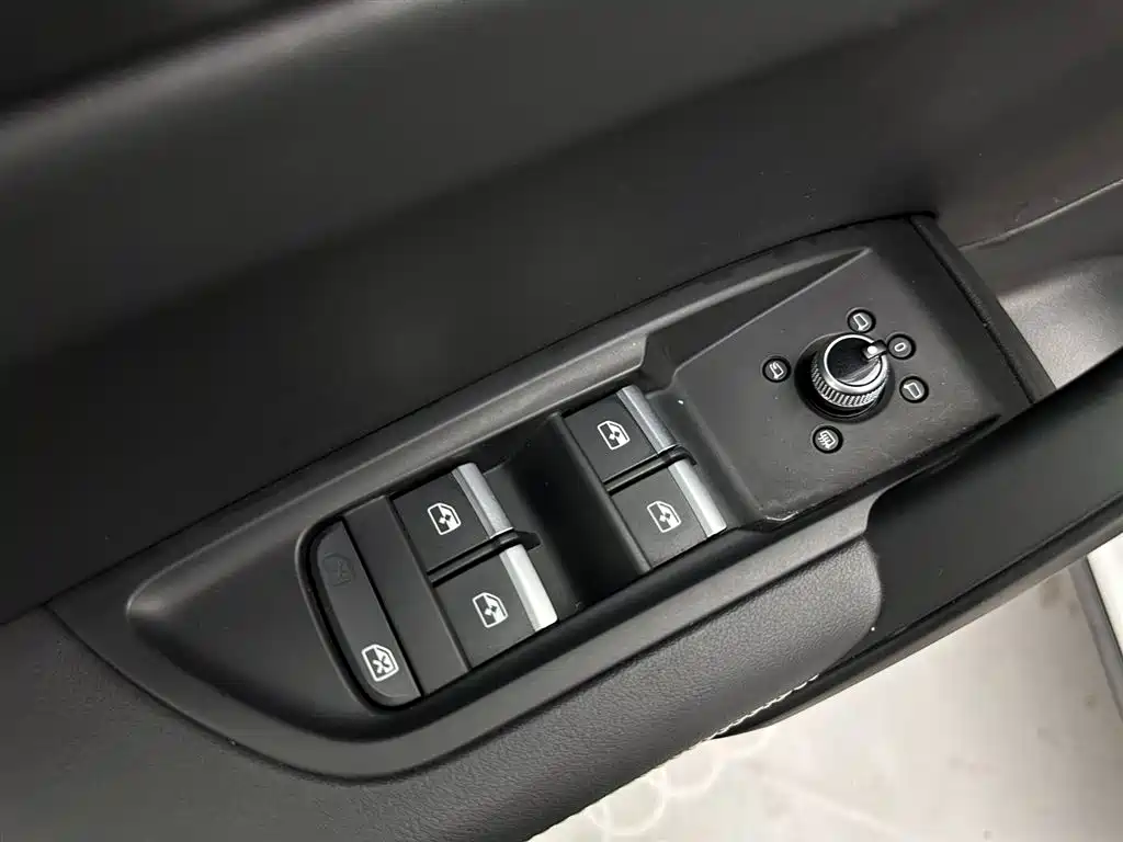 Audi Q5L 2023 — фото 24