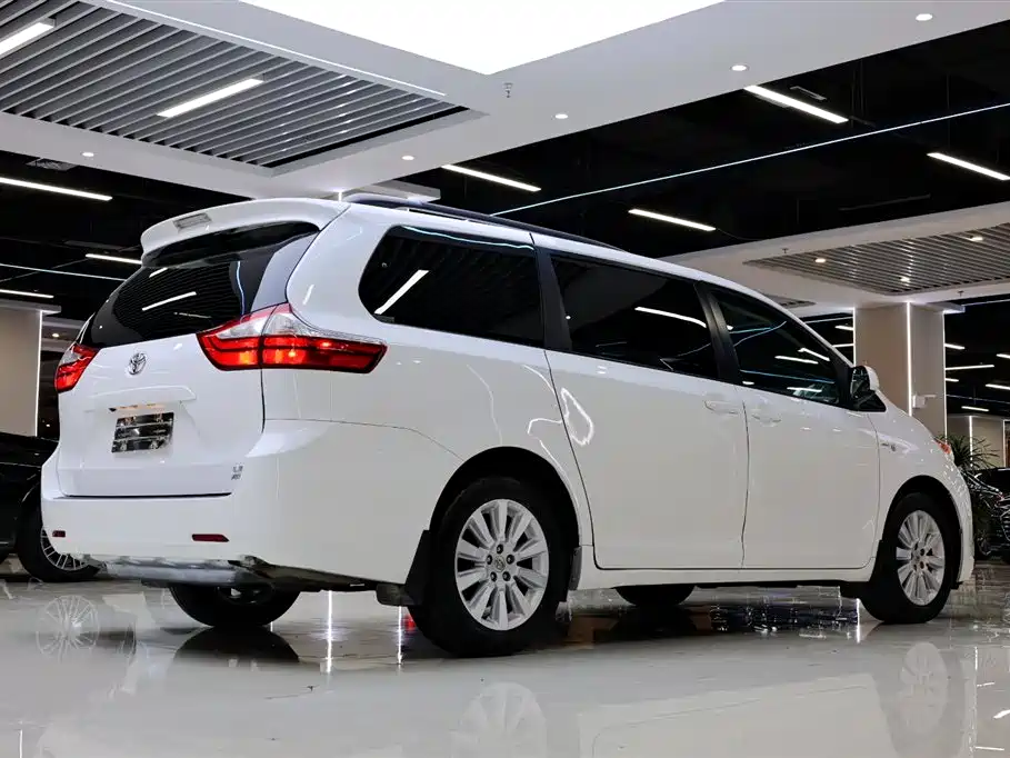 Toyota Sienna 2017 — фото 14