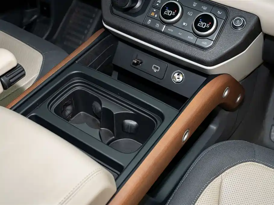 Land Rover Defender 2021 — фото 14