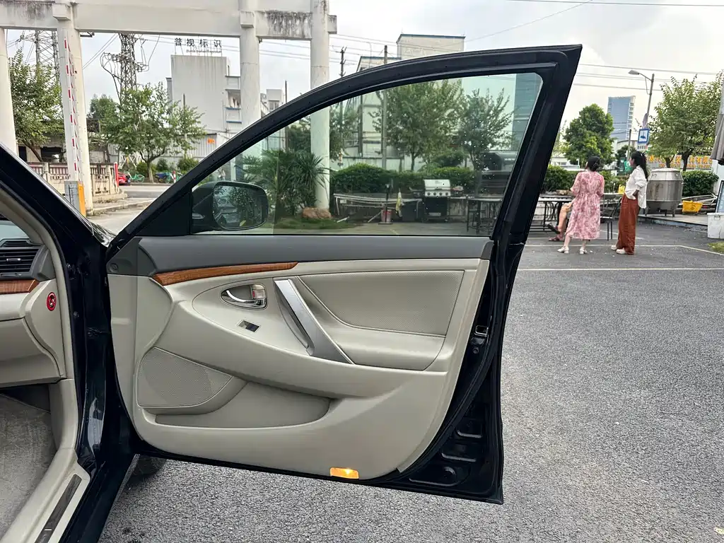 Toyota Camry 2010 — фото 15