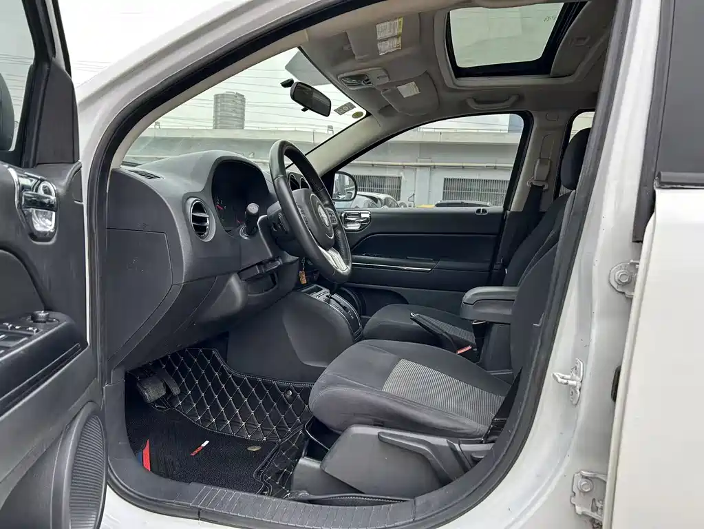 Jeep Compass 2011 — фото 4