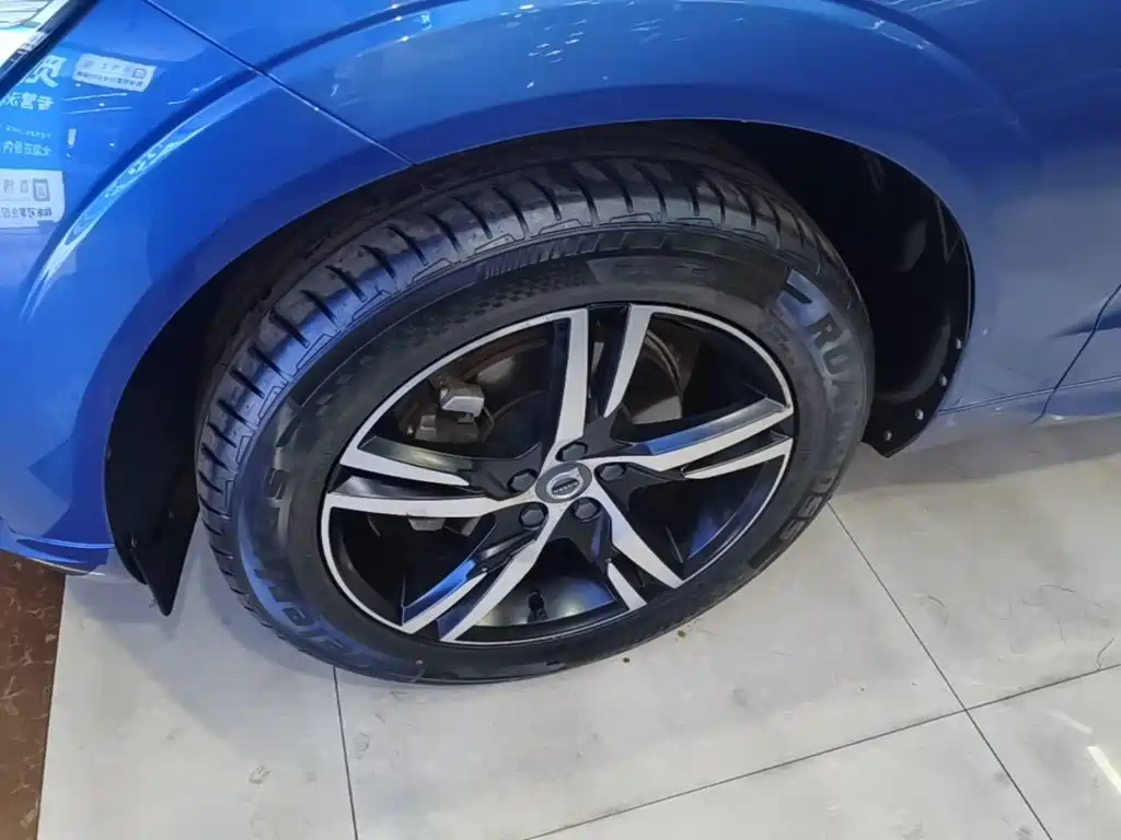 Volvo XC60 2018 — фото 23