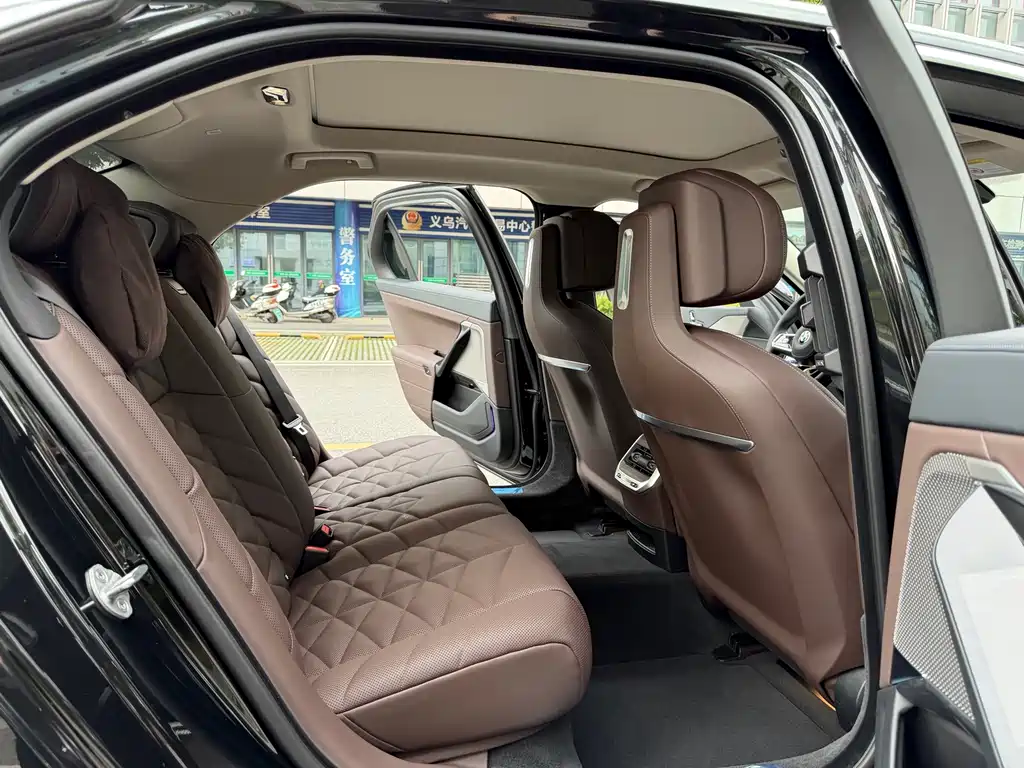BMW 7 Series 2025 — фото 10