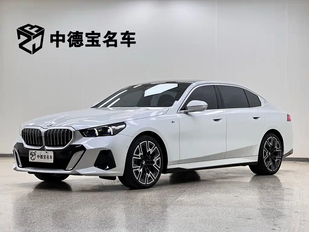 BMW 5 Series 2025 — фото 1