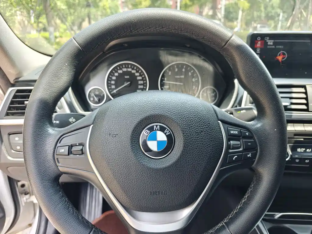 BMW 3 Series 2017 — фото 14