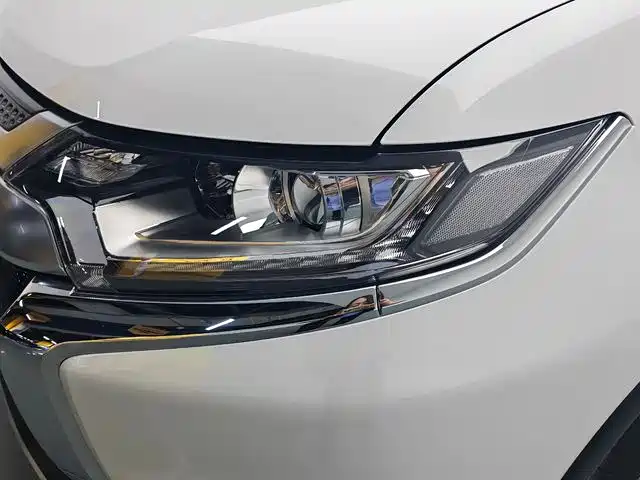 Mitsubishi Outlander 2021 — фото 19