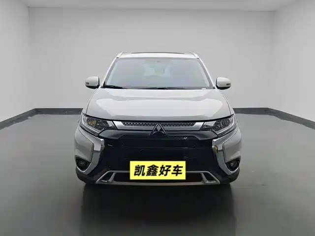 Mitsubishi Outlander 2021 — фото 2