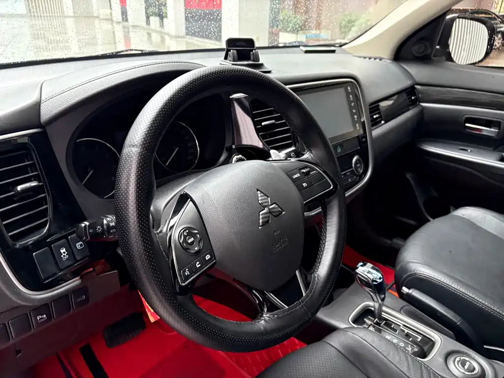 Mitsubishi Outlander 2017 — фото 7