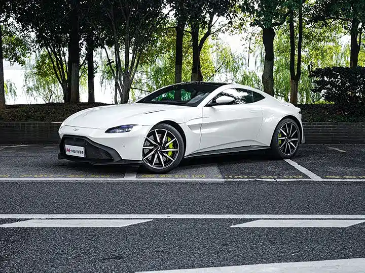 Aston Martin V8 Vantage 2021 — фото 2