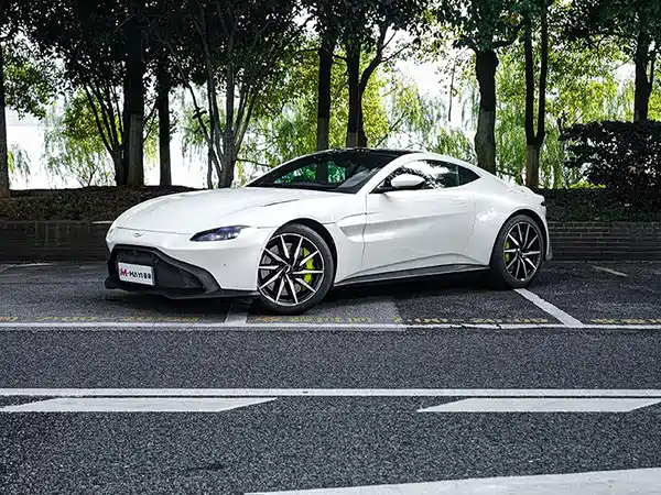 Aston Martin V8 Vantage 2021