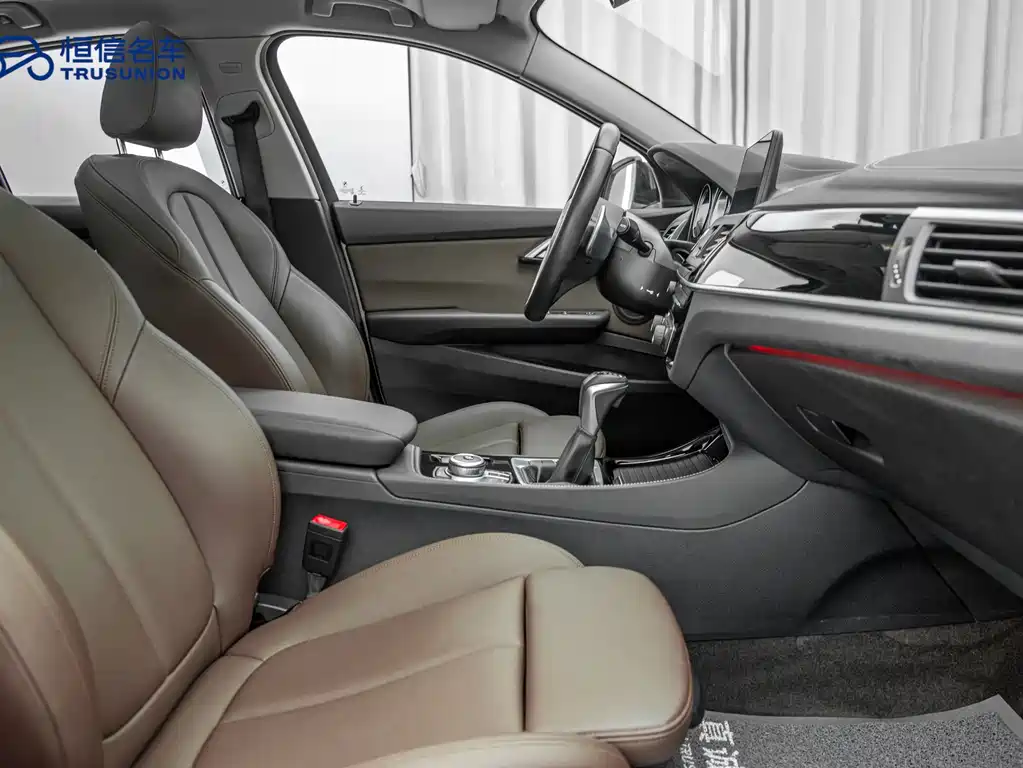 BMW 1 Series 2019 — фото 14