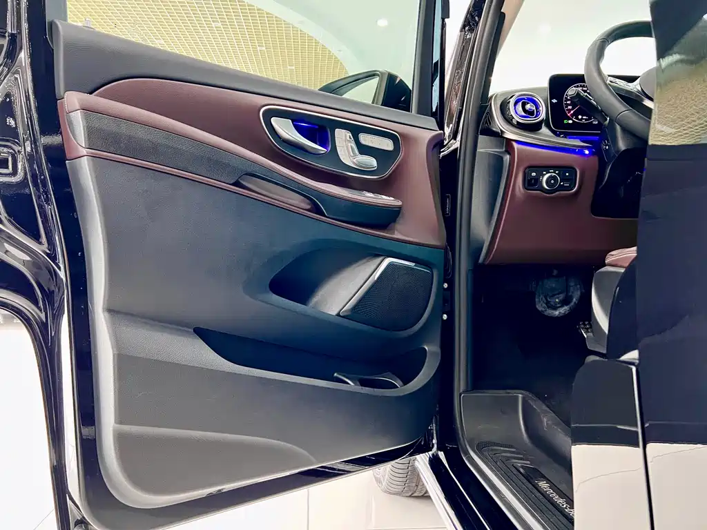 Mercedes-Benz V-Class 2025 — фото 22
