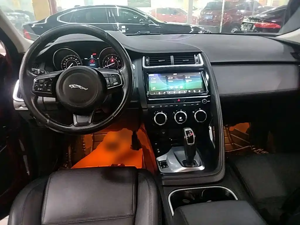 Jaguar E-PACE 2020 — фото 10