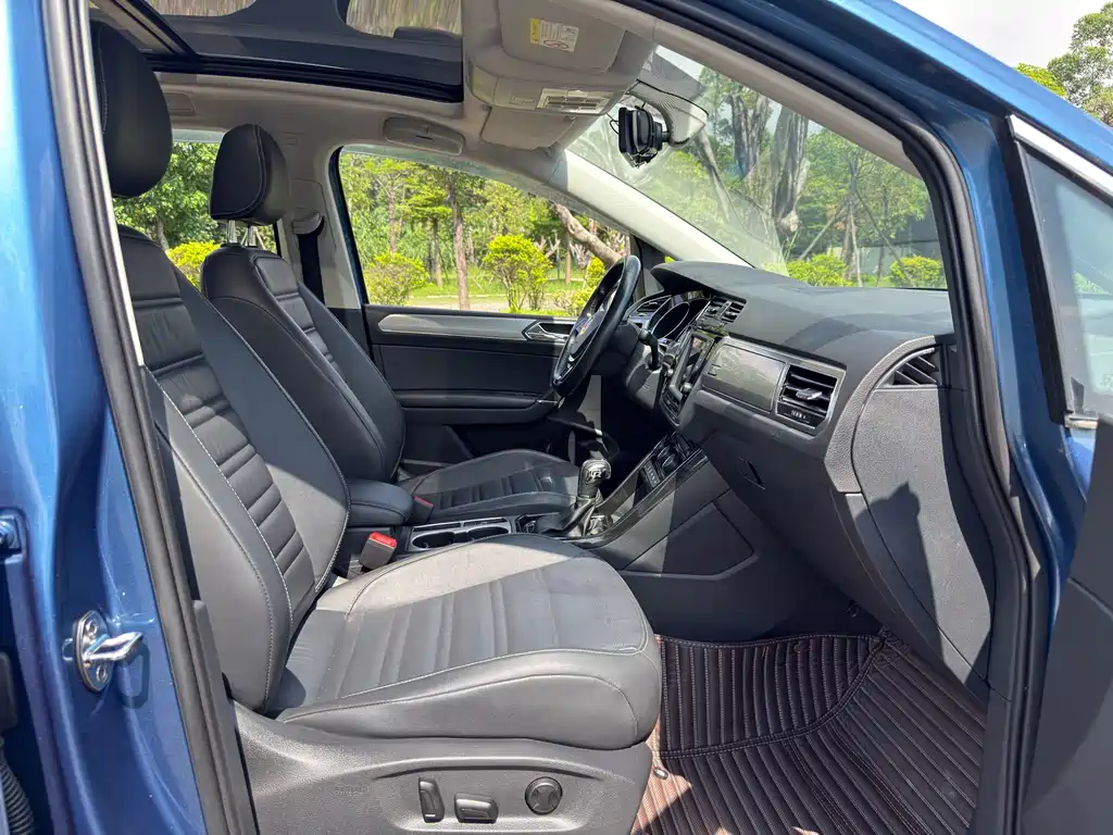 Volkswagen Touran 2018 — фото 14