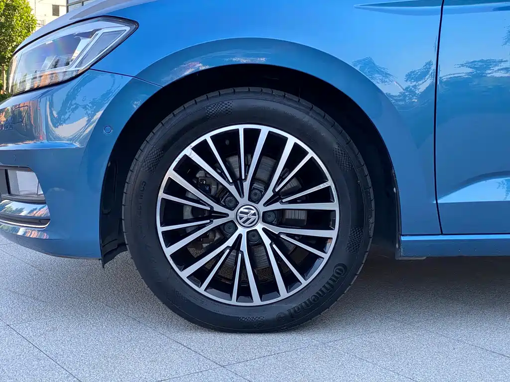 Volkswagen Touran 2017 — фото 11