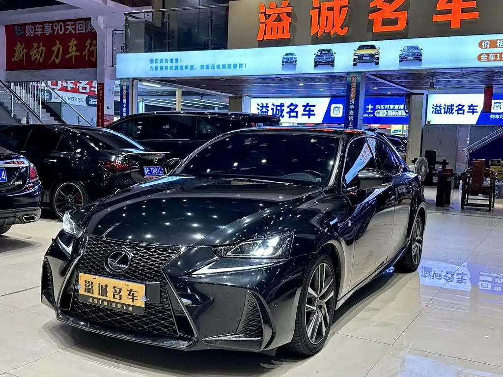 Lexus IS 2018 — фото 1