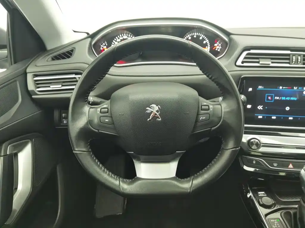 Peugeot 308 2018 — фото 11