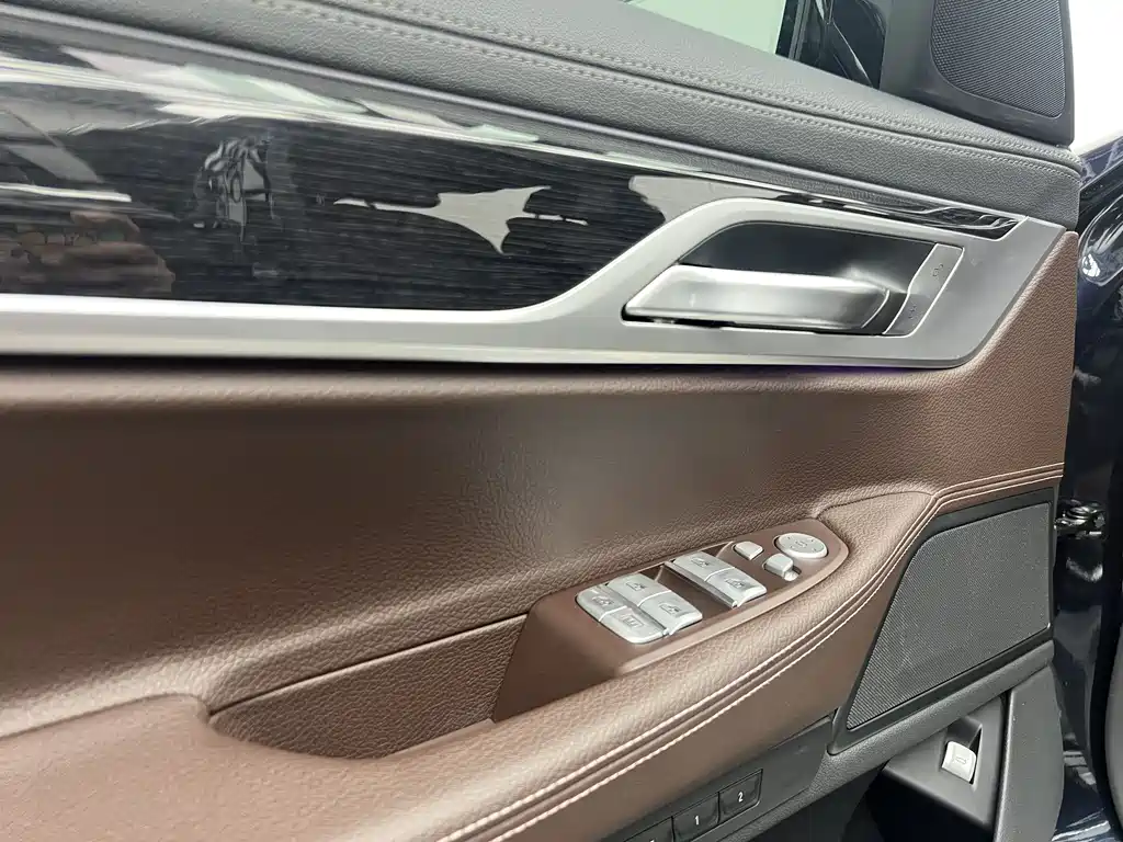 BMW 7 Series 2018 — фото 10