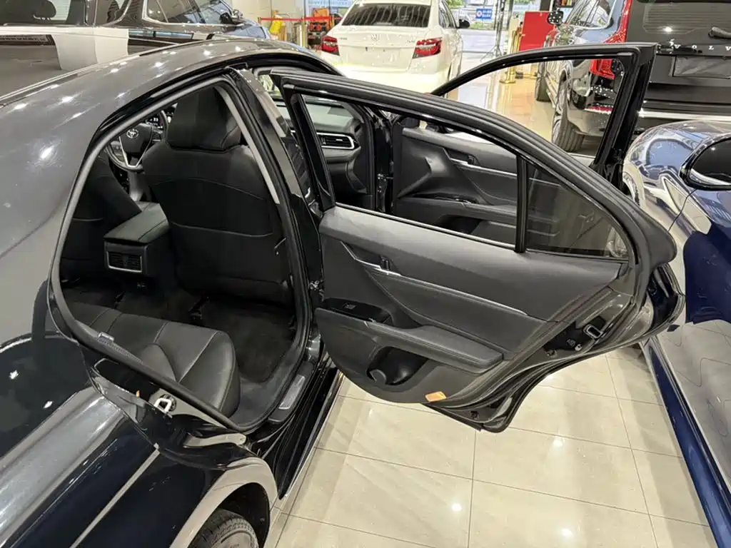 Toyota Camry 2023 — фото 16