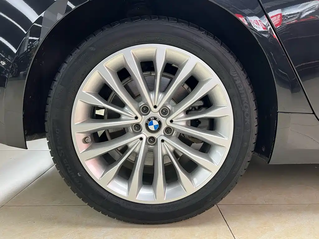BMW 5 Series 2019 — фото 28