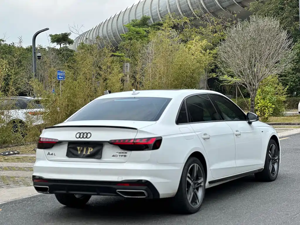 Audi A4L 2023 — фото 13
