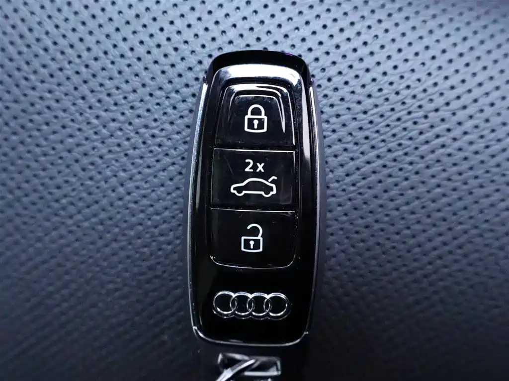 Audi Q8 2023 — фото 25