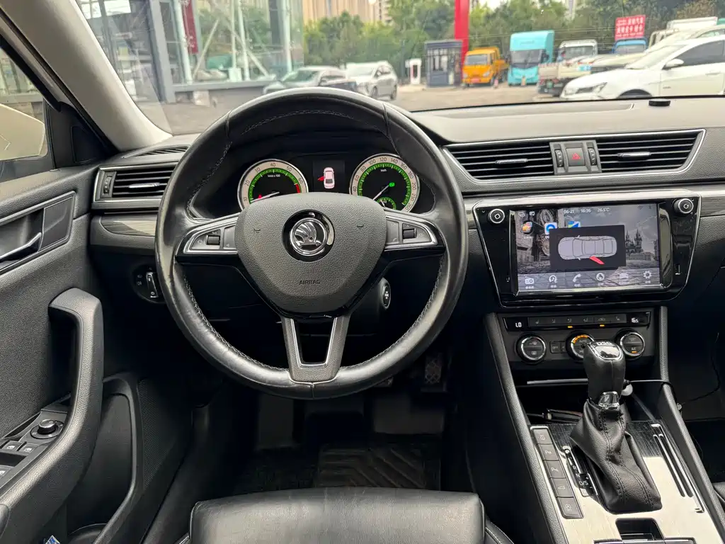 Skoda Superb 2018 — фото 16