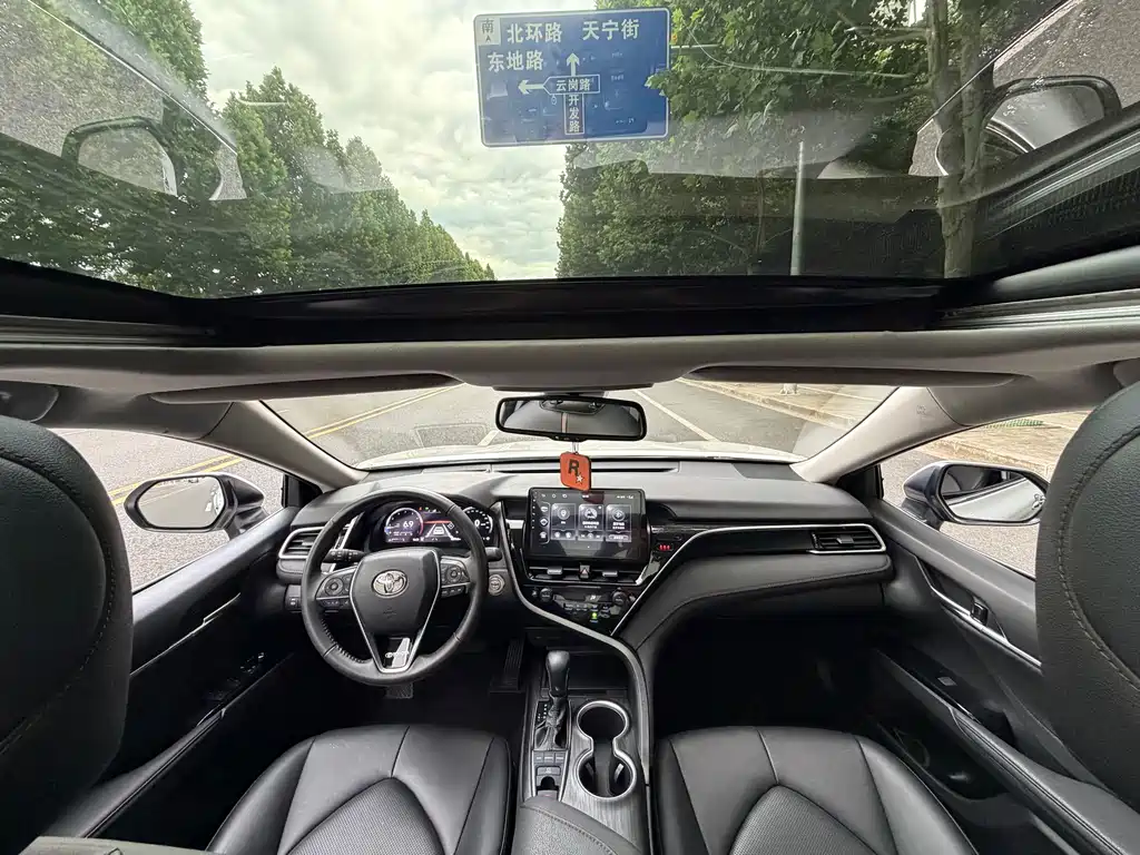 Toyota Camry 2023 — фото 19