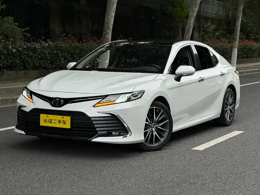 Toyota Camry 2023 — фото 1