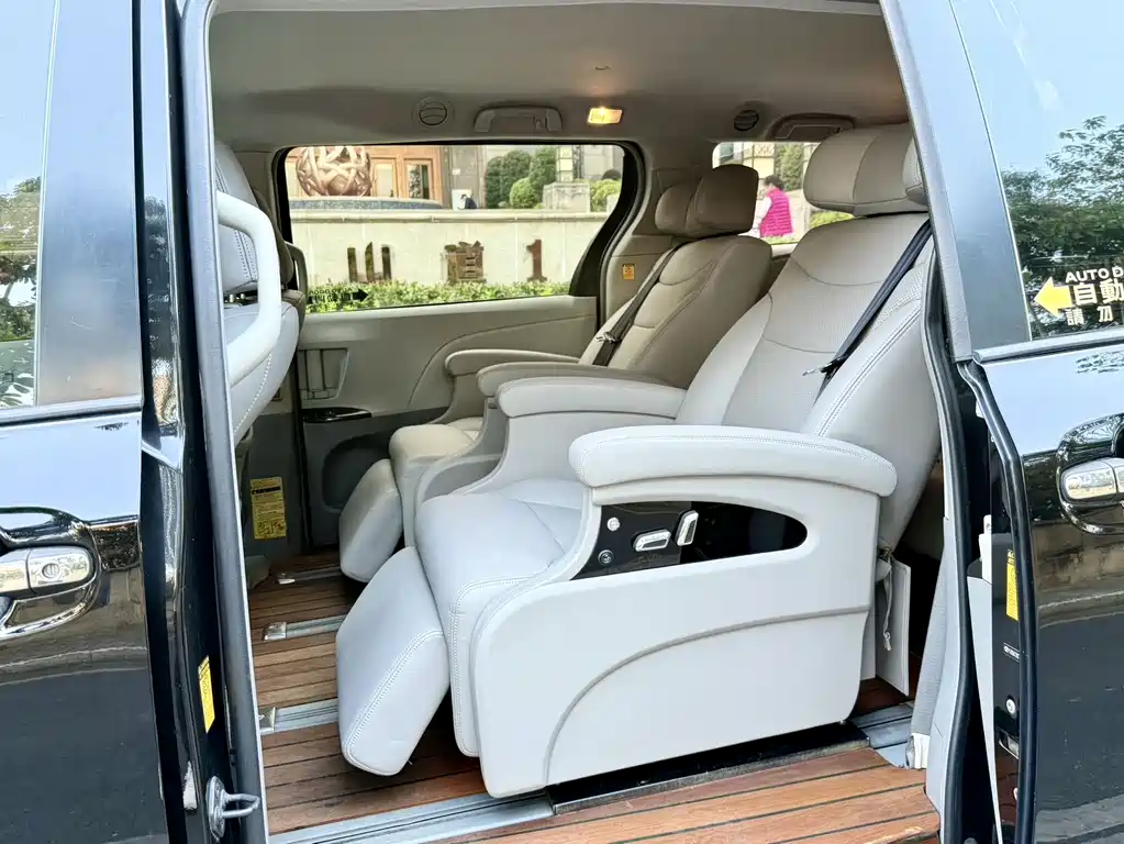 Toyota Sienna 2015 — фото 12