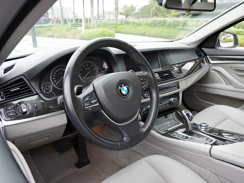 BMW 5 Series 2012 — фото 14