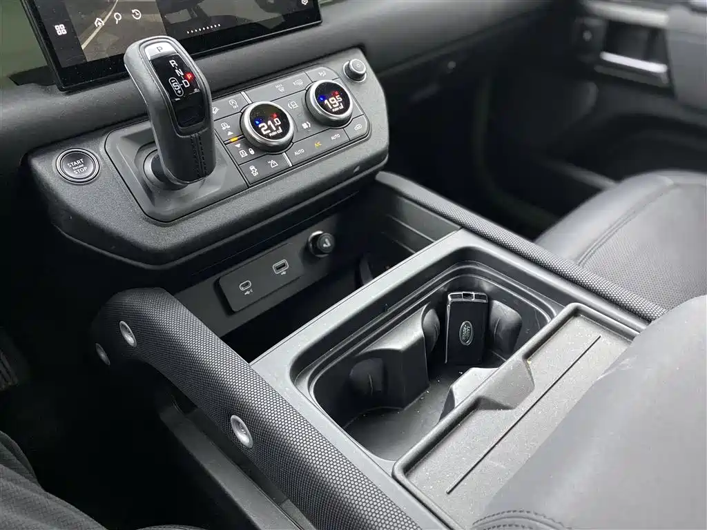 Land Rover Defender 2023 — фото 10