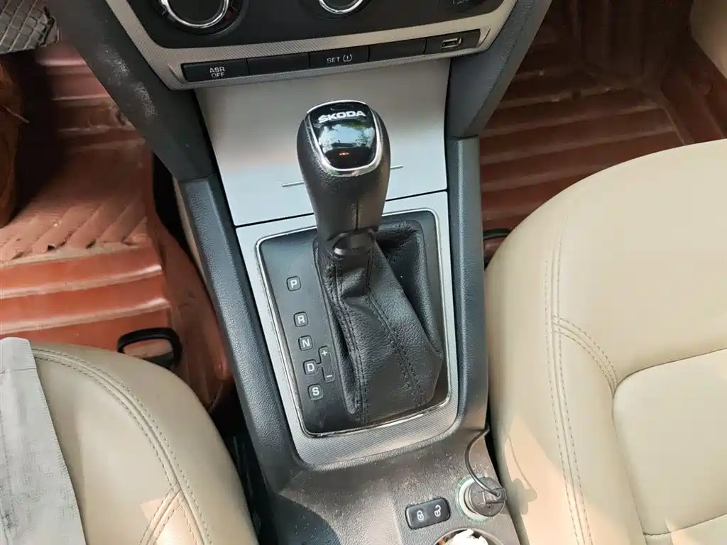 Skoda Octavia 2015 — фото 15