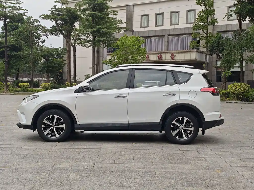 Toyota RAV4 2017 — фото 4