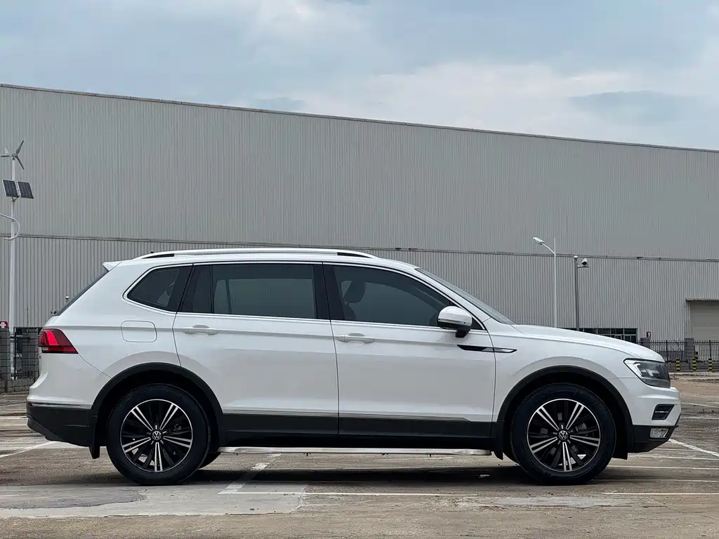 Volkswagen Tiguan L 2021 — фото 11