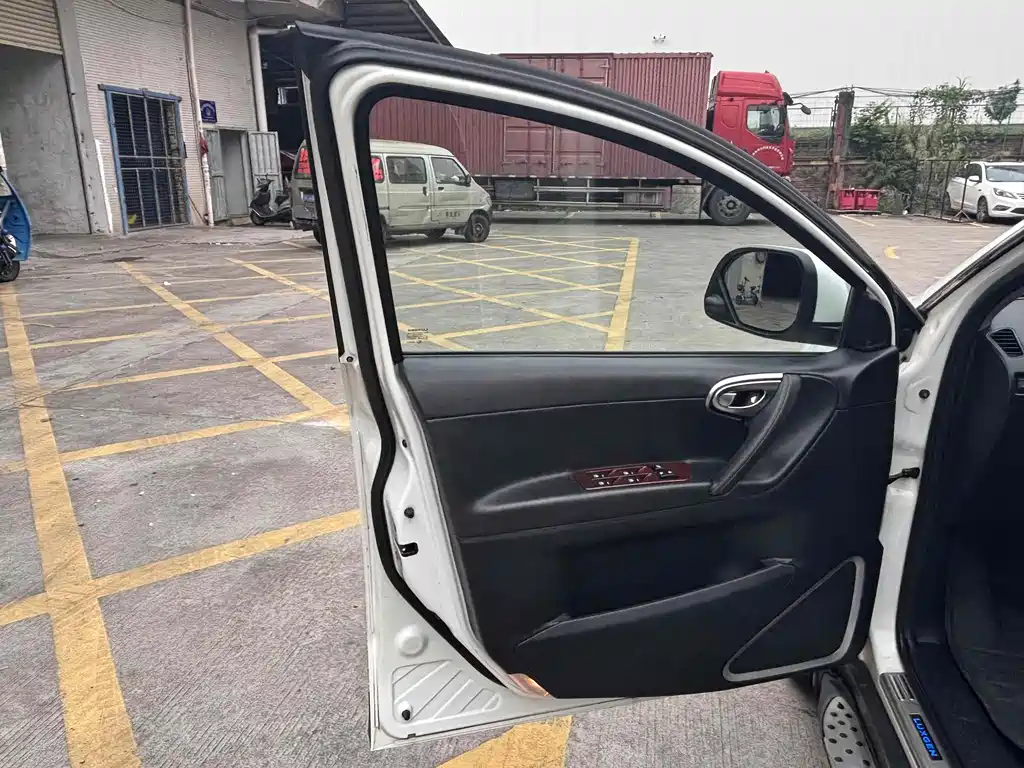 Luxgen Big 7 SUV 2015 — фото 15