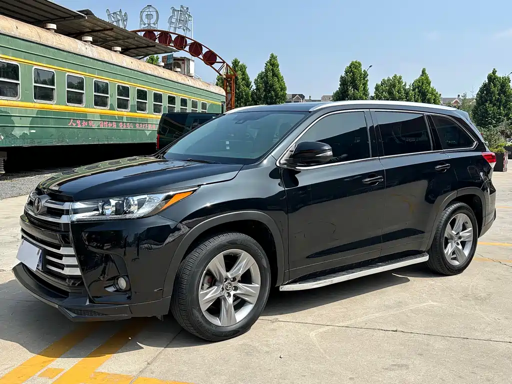 Toyota Highlander 2021 — фото 1