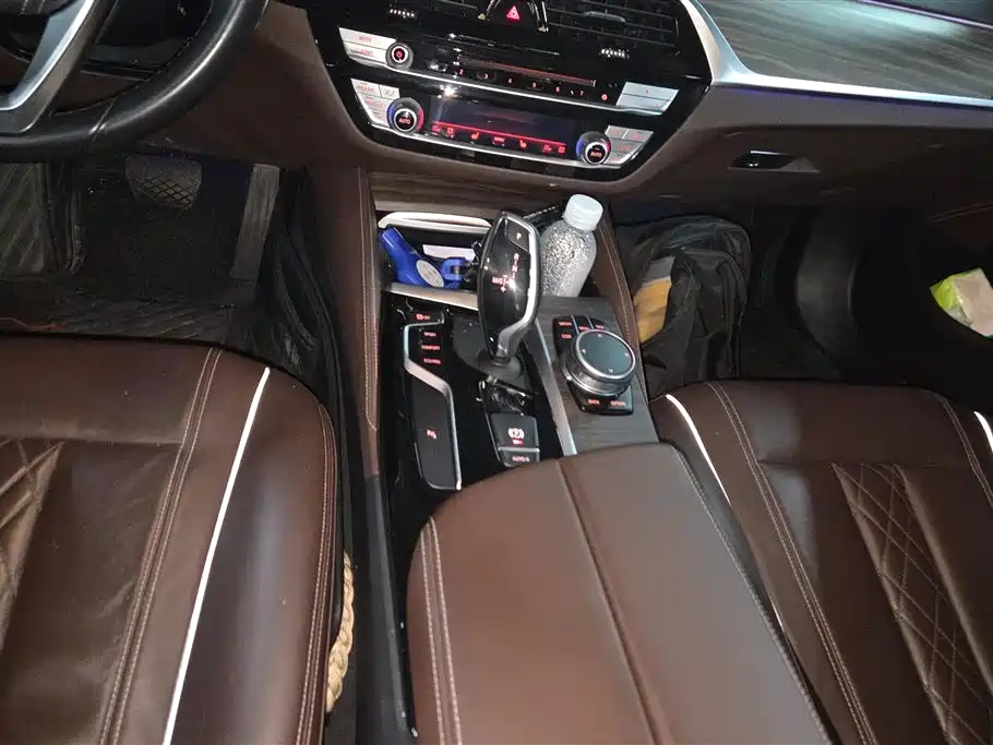 BMW 5 Series 2019 — фото 16