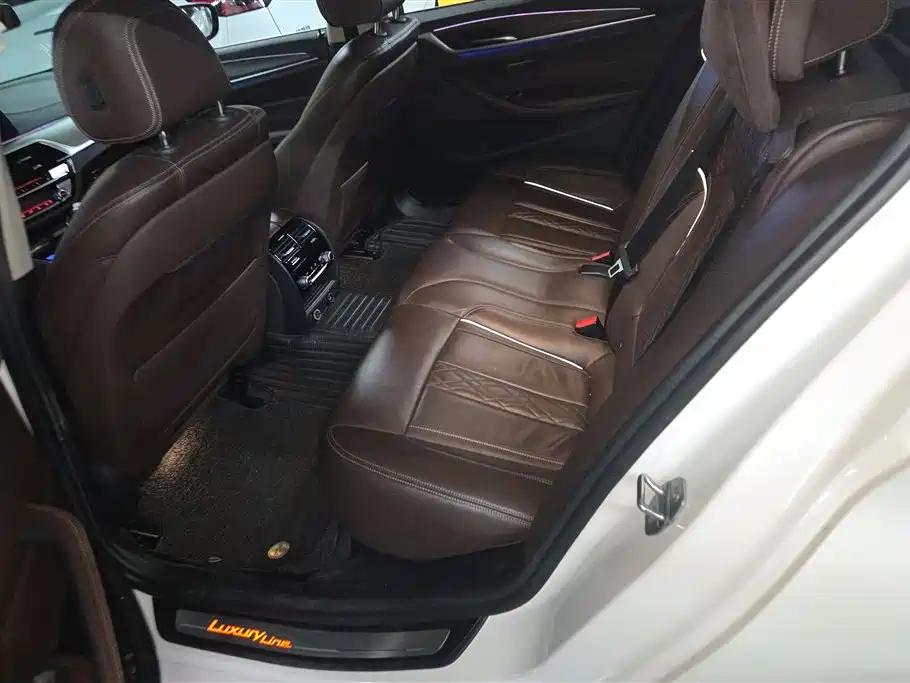BMW 5 Series 2019 — фото 11