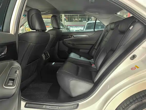 Toyota Crown 2015
