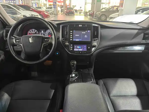 Toyota Crown 2015