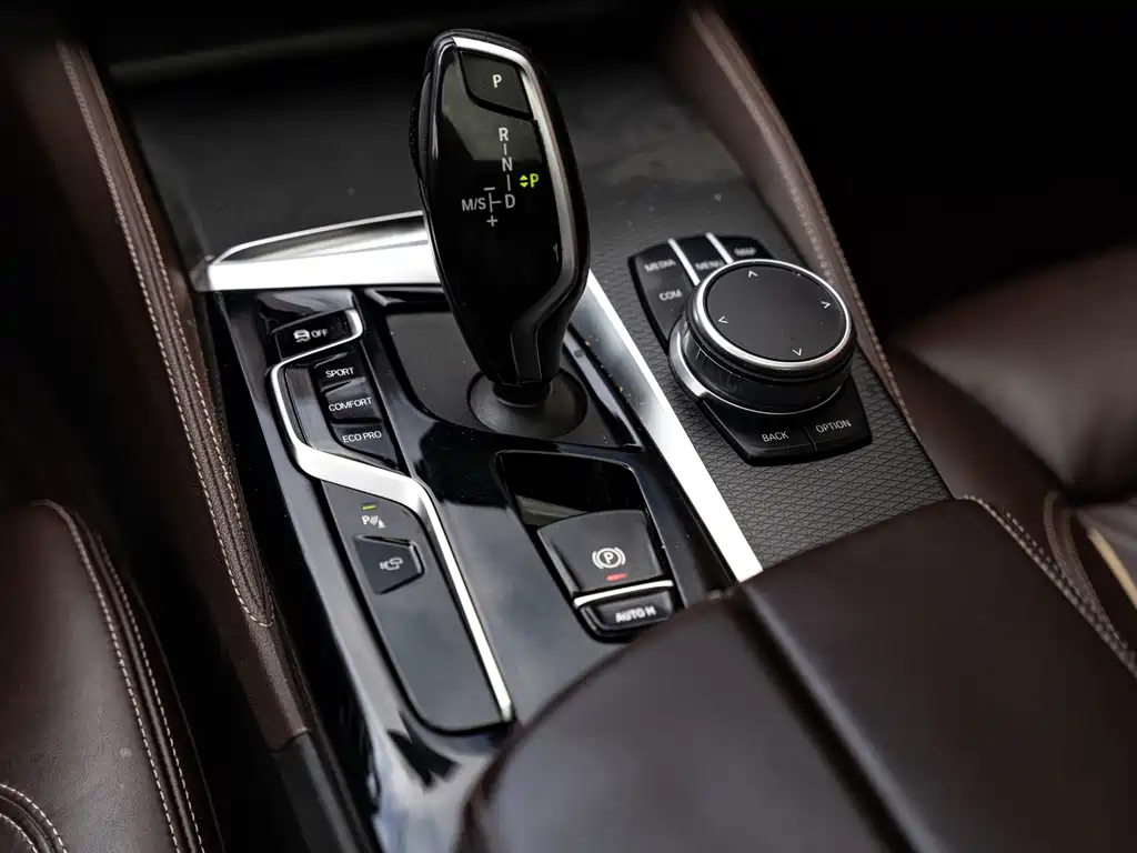 BMW 5 Series 2021 — фото 11