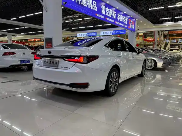 Lexus ES 2023