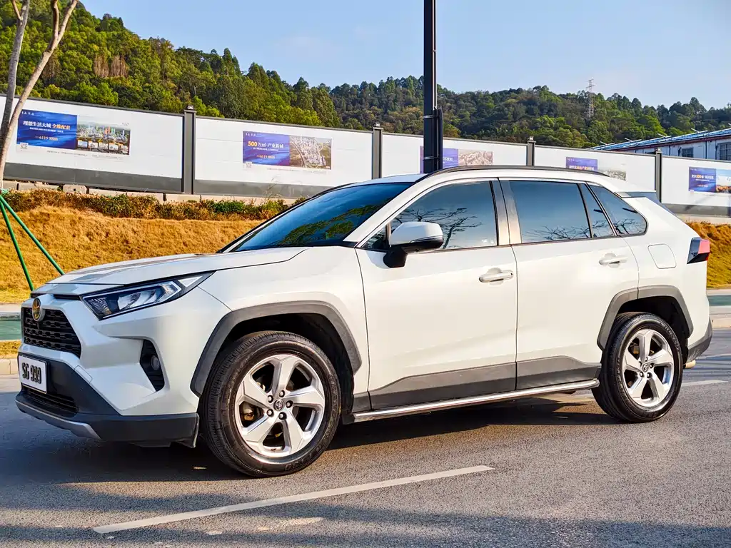 Toyota RAV4 2020 — фото 1