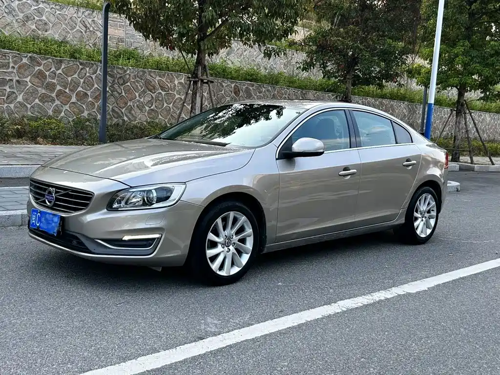 Volvo S60 2015 — фото 1