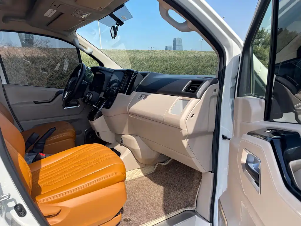 Toyota Hiace 2023 — фото 6