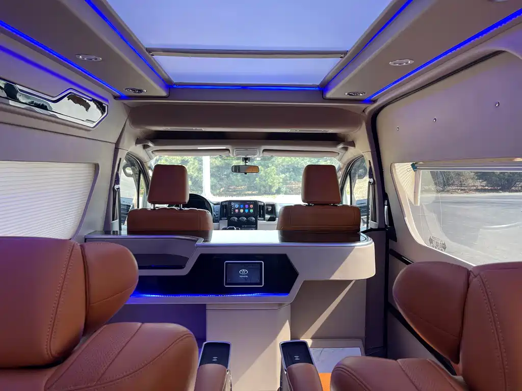 Toyota Hiace 2023 — фото 10