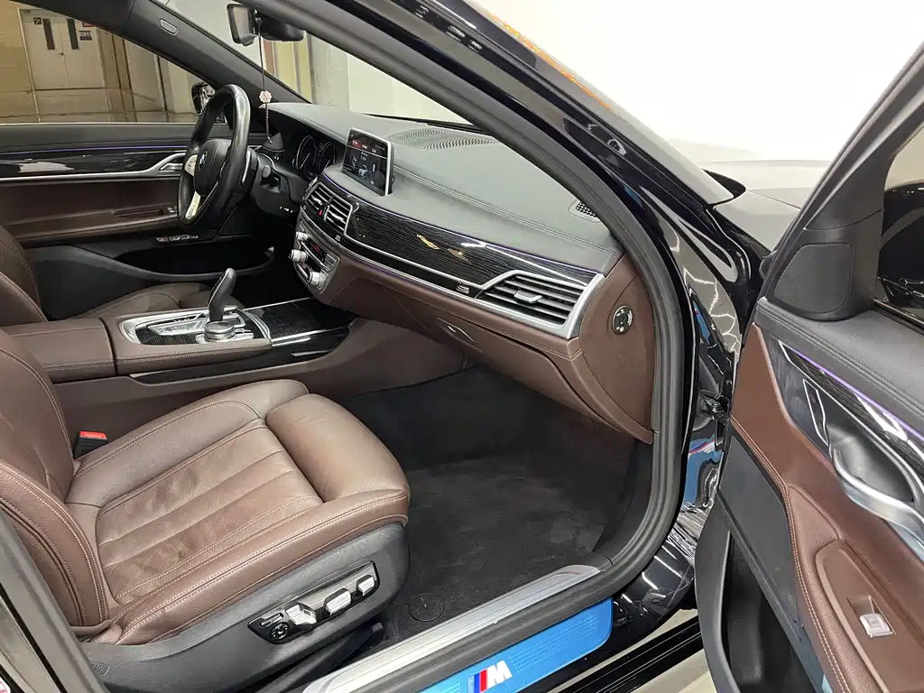 BMW 7 Series 2018 — фото 11