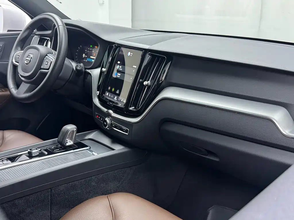 Volvo XC60 2021 — фото 12