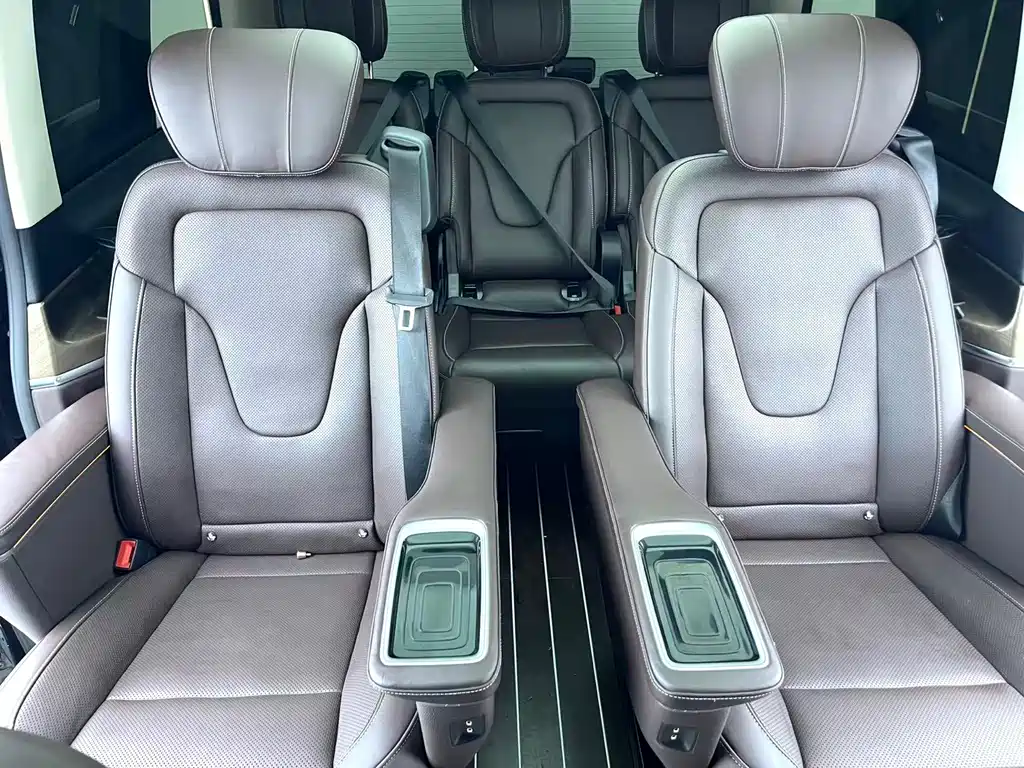 Mercedes-Benz V-Class 2023 — фото 12